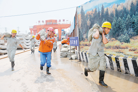 地铁施工人员正在进行防汛应对特大暴雨内涝灾害抢险演练