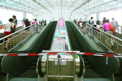 图片说明:莘庄地铁站部分自动扶梯仍未开通