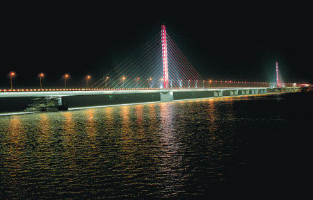 杭州西兴大桥发生塌陷事故 1辆半挂车坠落(