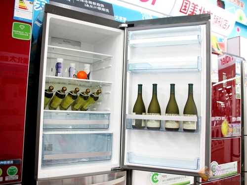 将冷藏室的门打开后，您就会感受到这款冰箱带给您的“非凡”感受，超大的冷藏空间本身就是一个卖点，创意的酒架将会使得您的生活更具情调。
