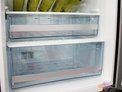 内部的直流变频压缩机可以保证冰箱是在节能的基础上运行，加之无霜风冷技术，这款冰箱就成为一款不折不扣的高端机型。