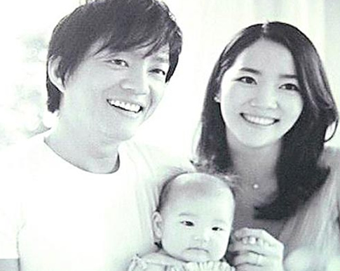 李凡秀左、李允珍抱着4个月大的女儿拍全家福