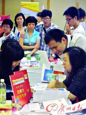 留学展上可谓上演人生百态，既有同父母一起来咨询的“乖乖仔”，也有打扮另类童真未脱的“潮女郎”。