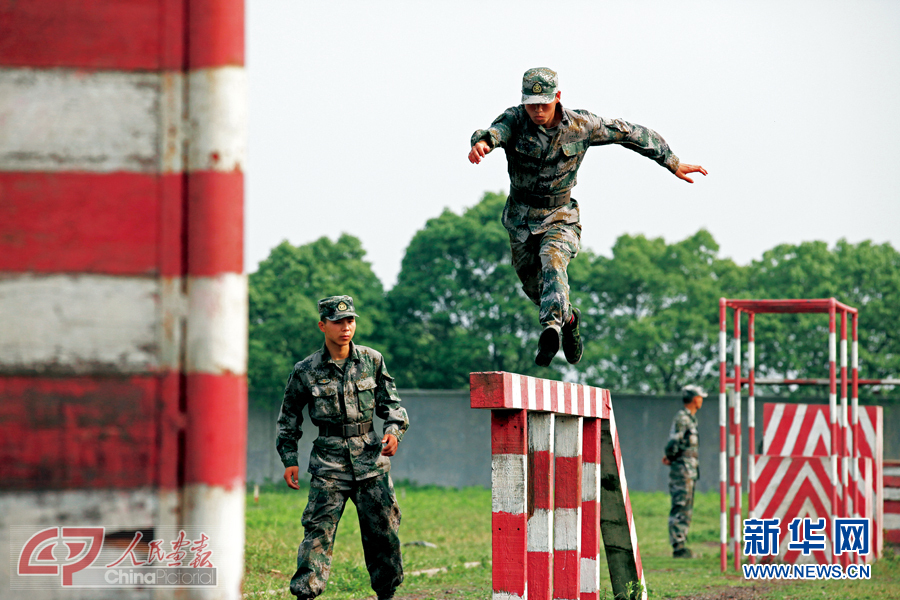 霓虹灯下新哨兵高清