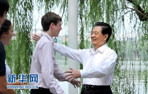 7月15日，国家主席胡锦涛在北京中南海会见美国佩顿中学访华师生。这是胡锦涛主席在瀛台林荫路上同佩顿中学师生们亲切交谈。 新华社记者兰红光 摄