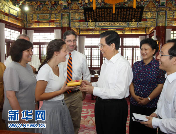 7月15日，国家主席胡锦涛在北京中南海会见美国佩顿中学访华师生。这是胡锦涛主席在瀛台林荫路上同佩顿中学师生们亲切交谈。 新华社记者兰红光 摄