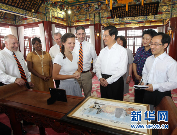 7月15日，国家主席胡锦涛在北京中南海会见美国佩顿中学访华师生。这是胡锦涛主席在瀛台林荫路上同佩顿中学师生们亲切交谈。 新华社记者兰红光 摄