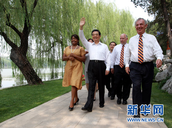 7月15日，国家主席胡锦涛在北京中南海会见美国佩顿中学访华师生。这是胡锦涛主席在瀛台林荫路上同佩顿中学师生们亲切交谈。 新华社记者兰红光 摄