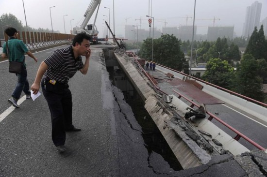 钱塘江三桥北向南离滨江转盘不到800米处右侧车道部分桥面突然塌落