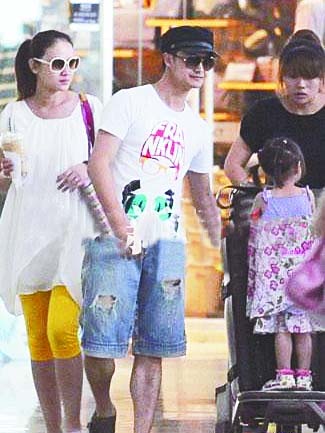 叶一茜再次怀孕照曝光 带女儿为老公田亮接机(图)