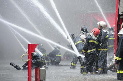 7月16日,消防官兵在中石油大连石化公司火灾现场灭火.新华社发