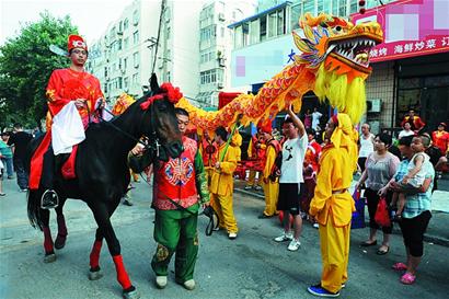 高头大马,火红花轿,唢呐锣鼓齐鸣……昨日一早,一支浩浩荡荡的娶亲