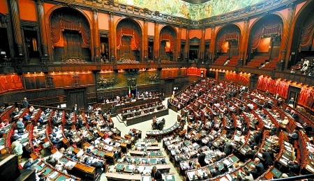 7月15日,在意大利罗马,众议院对财政紧缩法案投票前进行讨论.新华社发