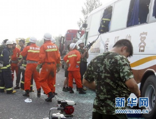 7月17日,救援人员在京沈高速盘锦段交通事故现场抢救乘客.