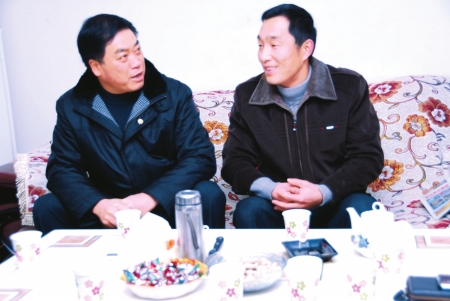 高新公安分局局长张绍文(左)看望见义勇为者林强
