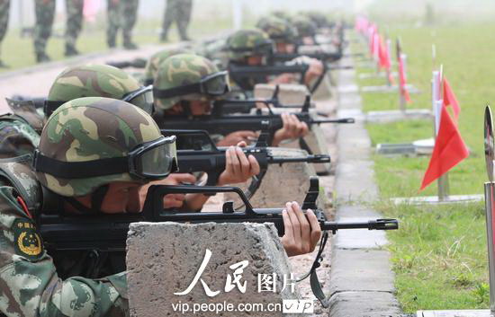 7月15日,武警浙江总队直属支队官兵进行射击打靶.