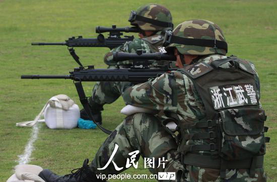 7月15日,武警浙江总队直属支队官兵进行狙击枪射击打靶.