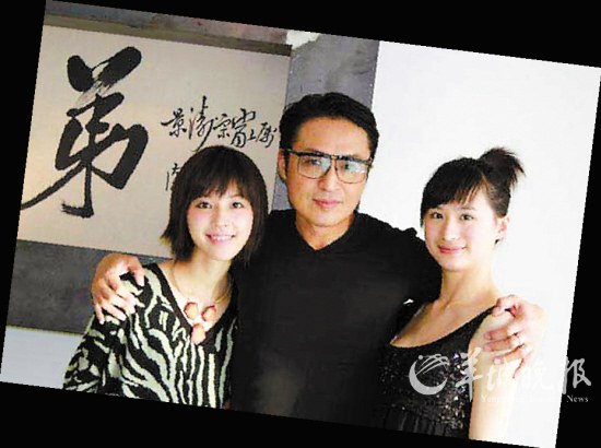 马景涛与女儿马世嫒(右)、老婆吴佳尼(左)