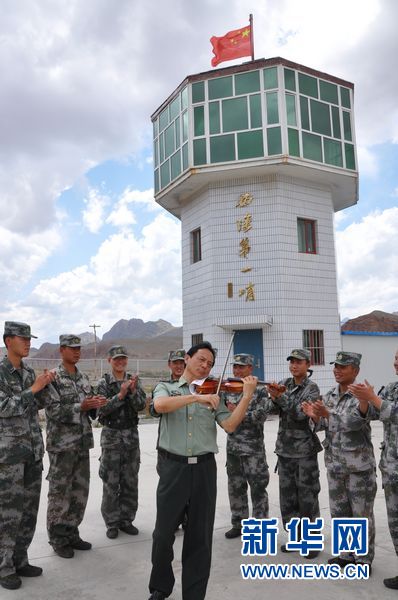 7月13日下午,陈立新专程来到斯姆哈纳边防连前哨班,为执勤官兵进行