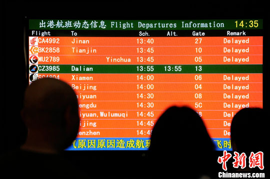 暴雨致南京机场多数航班延误(组图)