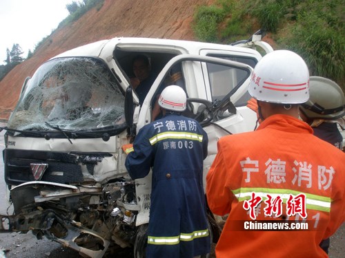 17日,由于雨天路滑,福建宁德屏南县2货车正面相撞,2人受伤.陈昆摄