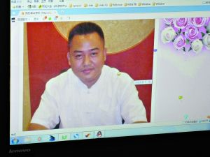 潜逃期间，吴刚在QQ空间里发布有照片，联系电话等，招揽生意。