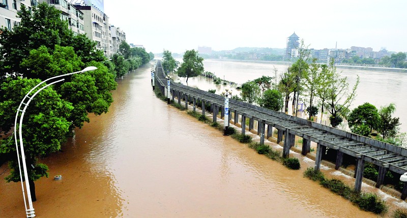 昌江河水漫入景德镇市区昌江西岸街区(2010年7月16日摄).