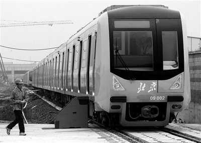 7月18日,北京地铁9号线郭公庄车辆段,首批抵京的地铁9号线列车亮相.