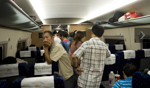 沪杭高铁两车旅客挤一车 拥挤堪比春运(组图)