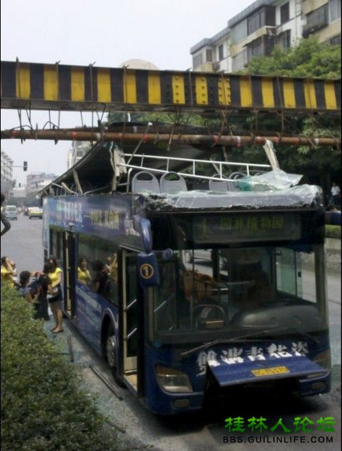 双层公交车被限高栏杆 掀顶 8名乘客受伤(图)