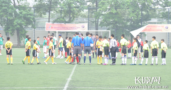 谈固小学足球队队员进行赛前热身.