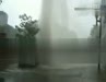 视频:实拍地下水喷发顶起小汽车震撼一幕