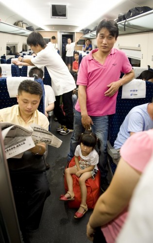 沪杭高铁两车旅客挤一车 拥挤似春运(组图)