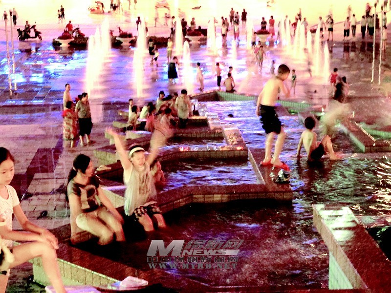 铁牛广场喷泉成了小孩戏水池(图)
