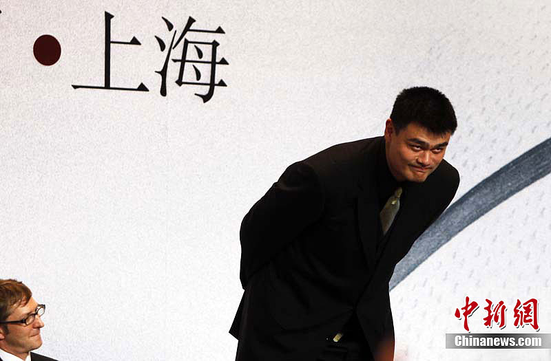 姚明在上海完美谢幕 鞠躬向广大支持者致谢(图)