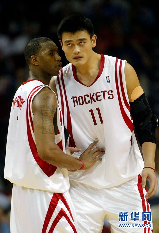 nba休斯敦火箭队球员姚明在上海召开新闻媒体发布会,宣布正式退役.