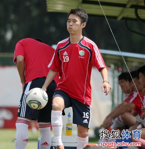 杨昊搞怪颠球