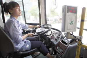 上海85后美女开公交开车频遇求交往(图)