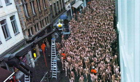 数百人在街头参与拍摄裸体行为艺术照 