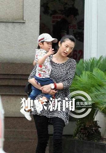 王志文妻子驾豪车送儿子上课 爱子活泼好动(组图)