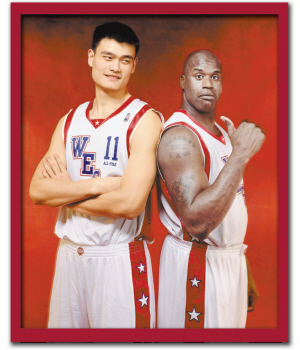 2004年NBA全明星赛,姚明与奥尼尔共同拍摄官方宣传照.