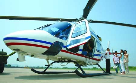 停靠在南京禄口国际机场的a119民用直升机.