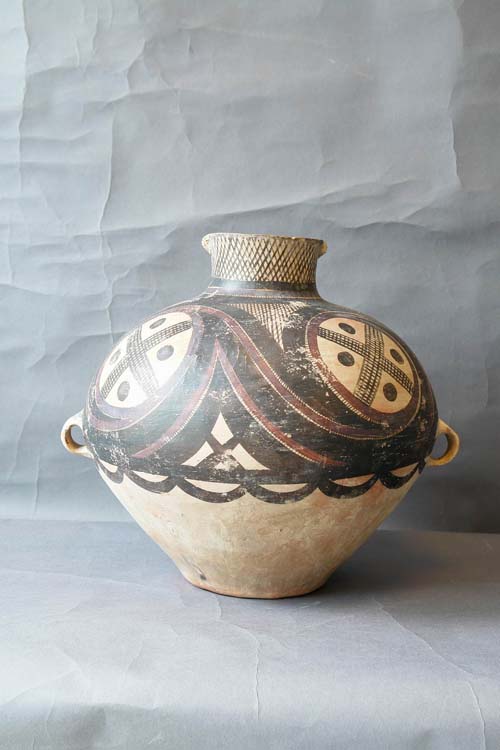 早在距今六千年左右的半坡文化时期,彩陶上便出现了最早的彩绘