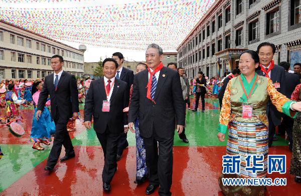 7月21日,中央代表团副团长热地在拉萨城关区第二小学慰问.