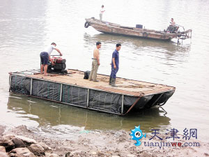 8块泡沫做主体 自制"泡沫船"河上摆渡 真揪心(组图)