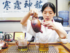清香型左与浓香型右的汤色对比