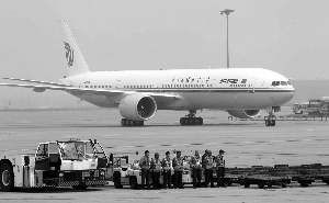 中国首架波音777-300ER客机于昨日抵达北京
