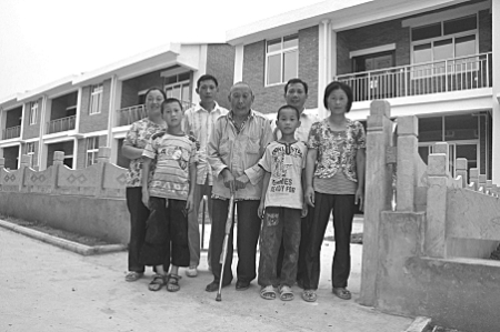何兆圣(中)在新乡辉县市常村镇的新家与家人合影