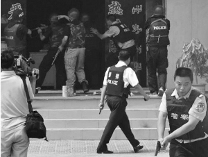 暴徒袭击和田派出所(组图)