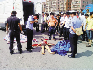电单车被大货车卷入后轮底 叔叔侄女赴黄泉